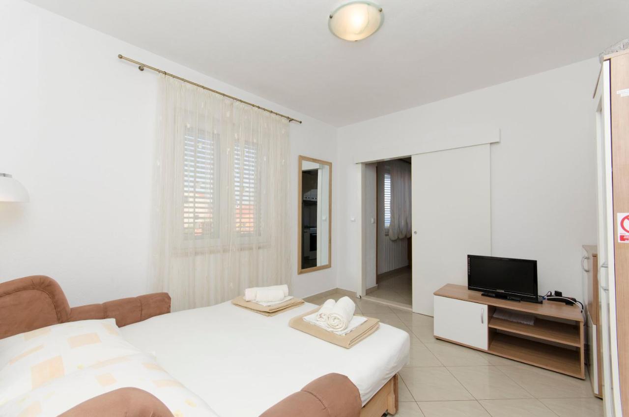 Apartments Banic Postira Bagian luar foto