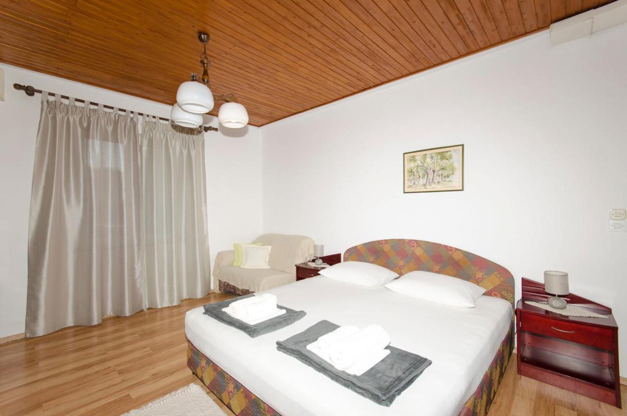 Apartments Banic Postira Bagian luar foto