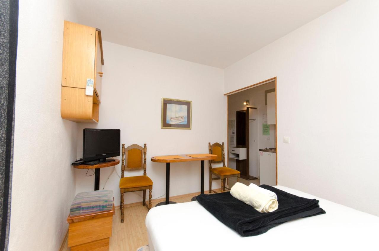 Apartments Banic Postira Bagian luar foto